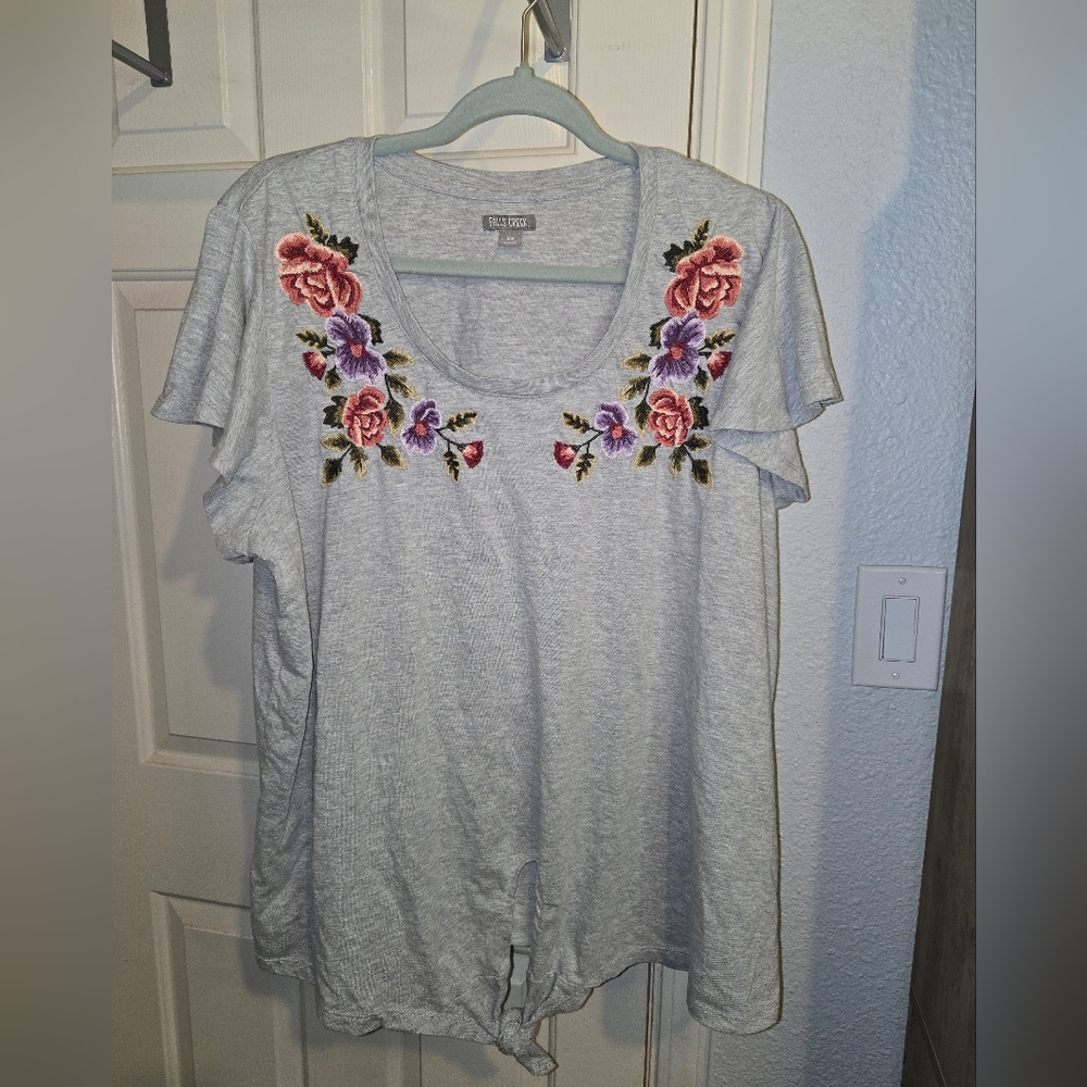 Floral Embroidered Gray Top Falls Creek 2X